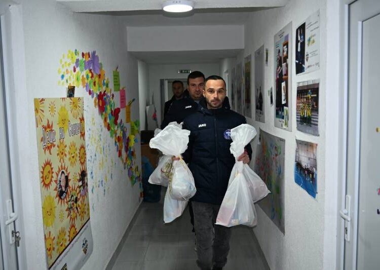 Пакетчиња, насмевки и мотивација: ФК „Беласица“ во посета на Клубот „Деца на Сонцето“