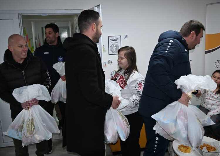 Пакетчиња, насмевки и мотивација: ФК „Беласица“ во посета на Клубот „Деца на Сонцето“