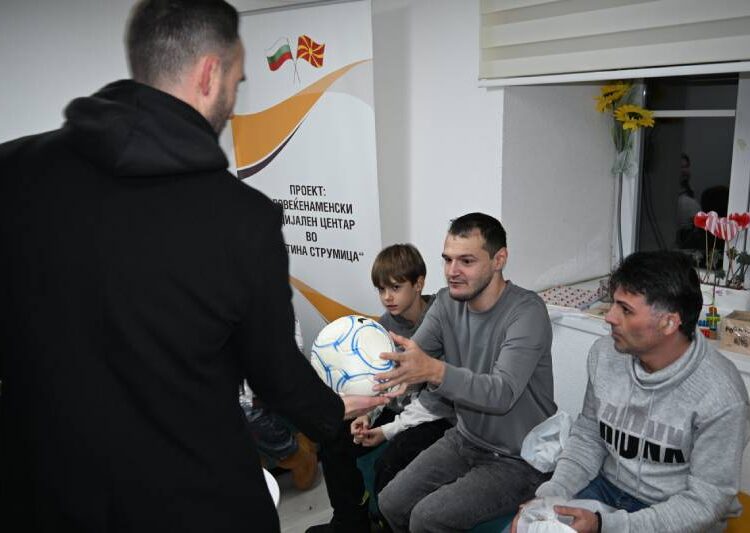 Пакетчиња, насмевки и мотивација: ФК „Беласица“ во посета на Клубот „Деца на Сонцето“