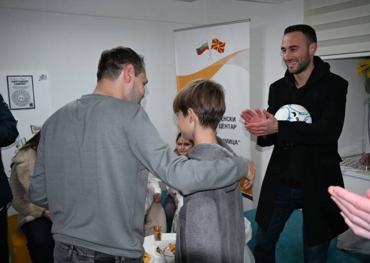 Пакетчиња, насмевки и мотивација: ФК „Беласица“ во посета на Клубот „Деца на Сонцето“