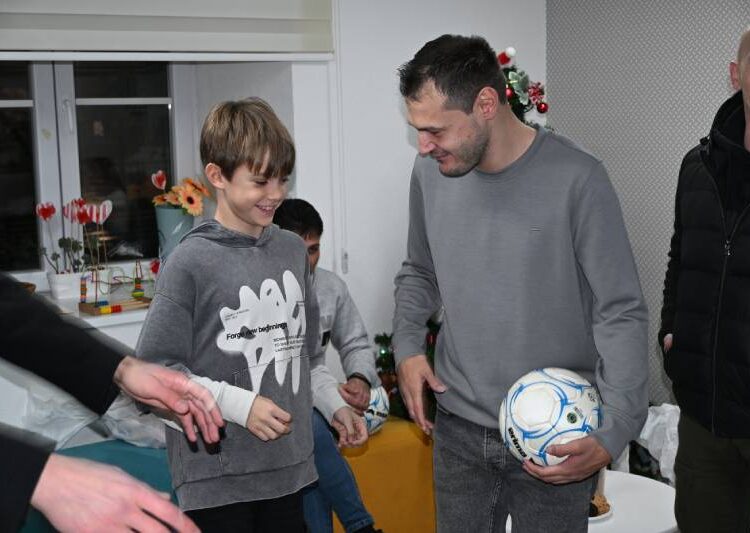 Пакетчиња, насмевки и мотивација: ФК „Беласица“ во посета на Клубот „Деца на Сонцето“