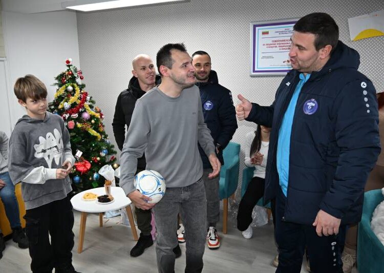 Пакетчиња, насмевки и мотивација: ФК „Беласица“ во посета на Клубот „Деца на Сонцето“