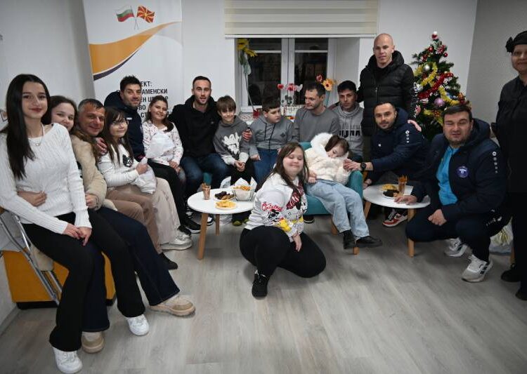 Пакетчиња, насмевки и мотивација: ФК „Беласица“ во посета на Клубот „Деца на Сонцето“