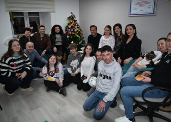 Маџунков со дел од советниците на „делење лепче со паричка“ во Клубот „Деца на Сонцето“