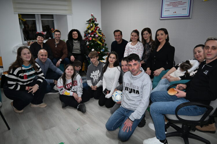 Маџунков со дел од советниците на „делење лепче со паричка“ во Клубот „Деца на Сонцето“